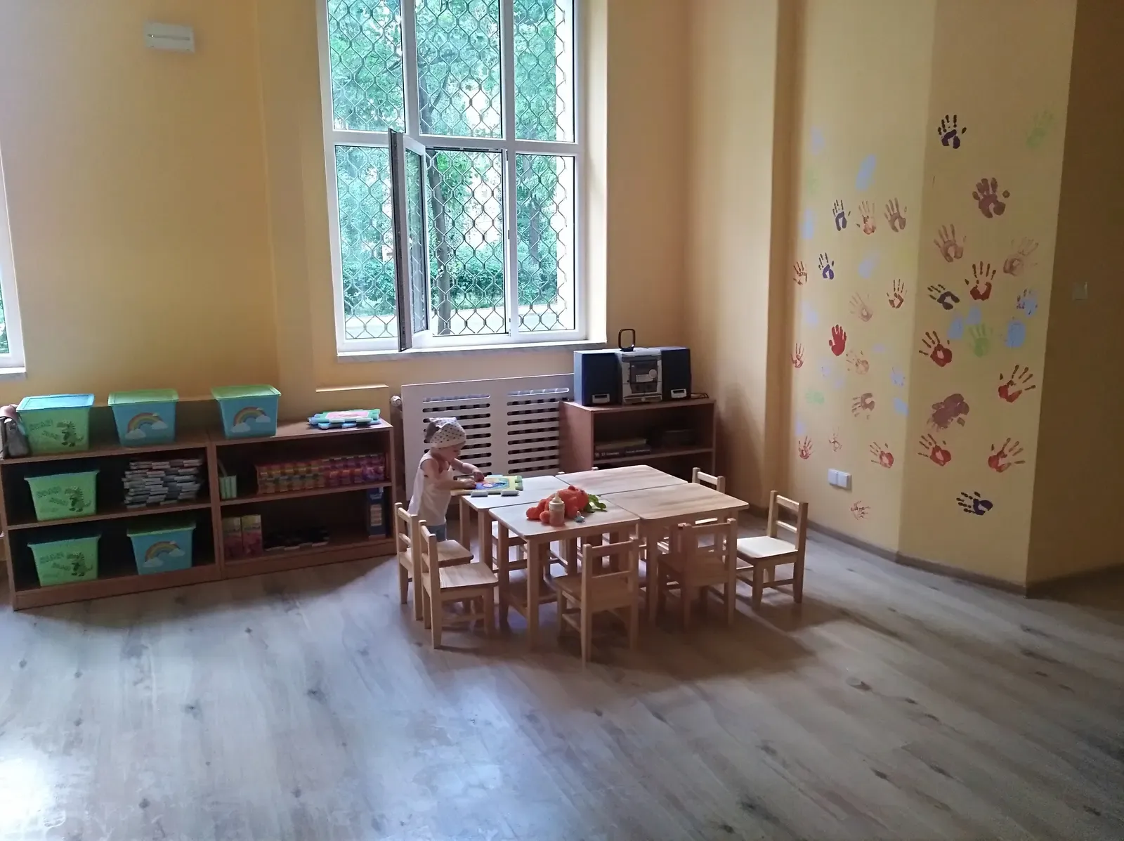 Sala zabaw z drewnianymi stolikami