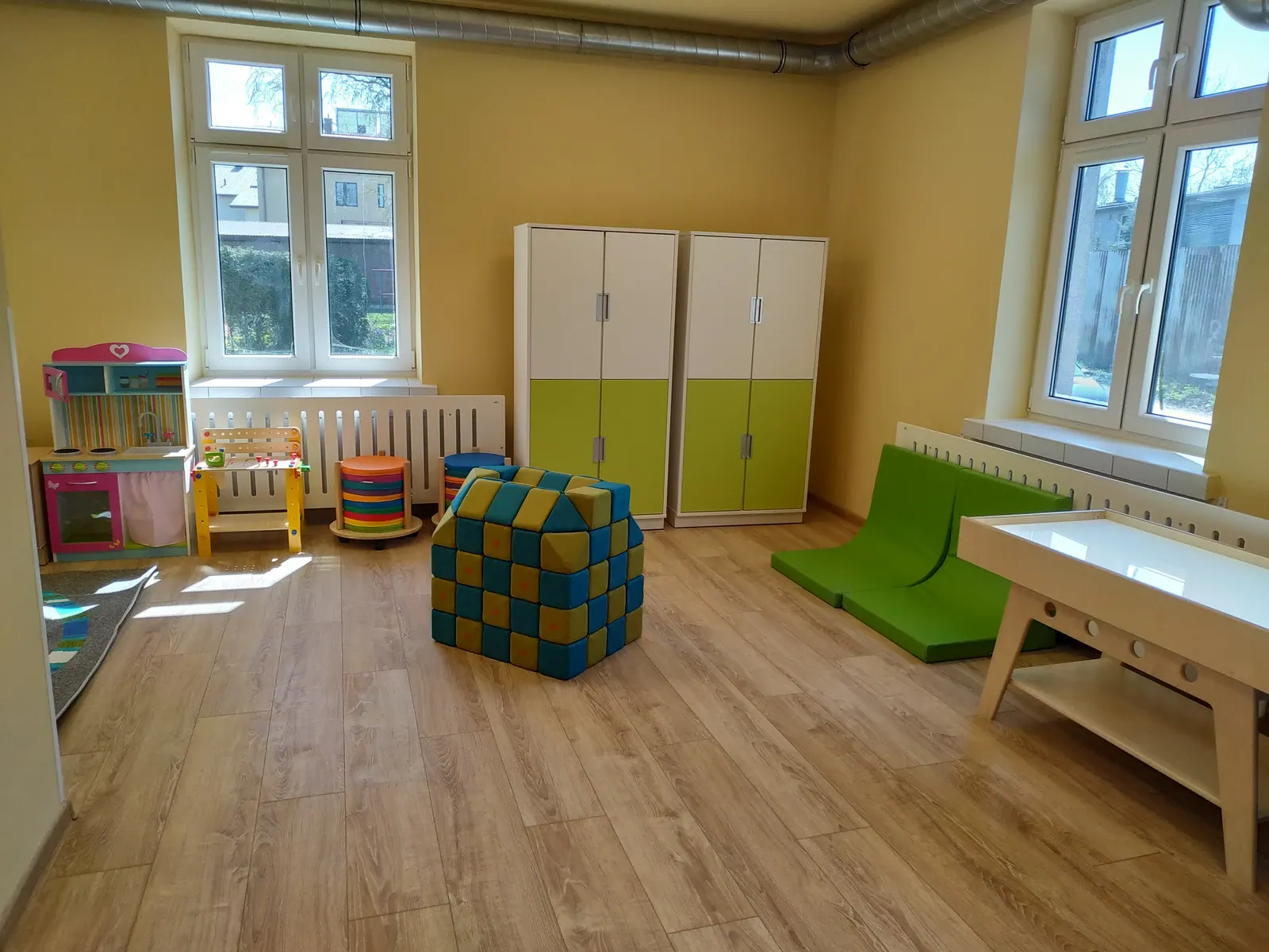 Kolorowe szafki i kącik zabaw
